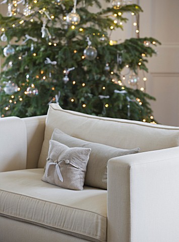 WHITE_HOUSE_FAMILY_ROOM__WHITE_SETTEE_WITH_CHRISTMAS_TREE_BEHIND