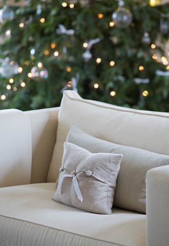 WHITE_HOUSE_FAMILY_ROOM__WHITE_SETTEE_WITH_CHRISTMAS_TREE_BEHIND
