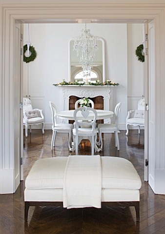 WHITE_HOUSE_VIEW_INTO_BREAKFAST_ROOM_WITH_IVORY_UPHOLSTERED_POUF__WHITE_PAINTED_TABLE_AND_CHAIRS__GL