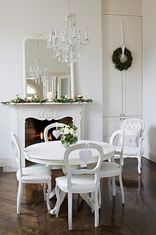 WHITE_HOUSE_BREAKFAST_ROOM_WHITE_PAINTED_TABLE_AND_CHAIRS__GLASS_CHANDELIER_AND_WHITE_FRAMED_MANTLE_