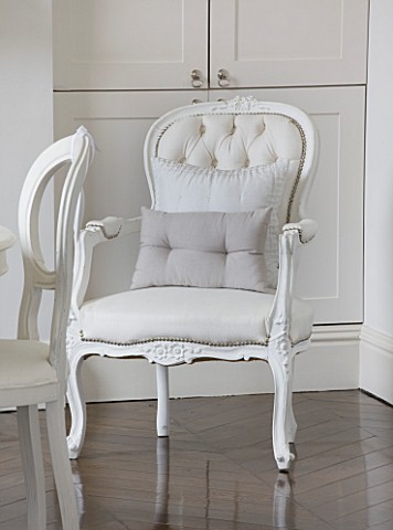 WHITE_HOUSE_BREAKFAST_ROOM_WHITE_UPHOLSTERED__BUTTON_BACK_DINING_CHAIR_WITH_CUSHIONS