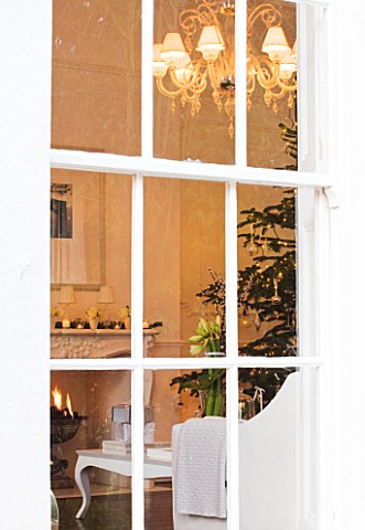 WHITE_HOUSE_VIEW_THROUGH_WINDOW_TO_SITTING_ROOM_DECKED_WITH_CHRISTMAS_TREE_AND_ROARING_FIRE