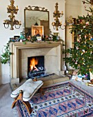 SARAH BAKERS HOUSE  THE OLD VICARAGE  SOMERSET: SITTING ROOM READY FOR CHRISTMAS WITH CHRISTMAS TREE AND WELCOMING FIRE. MIRROR OVER FIRE