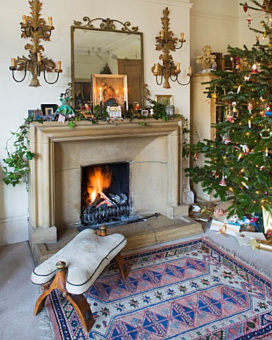 SARAH_BAKERS_HOUSE__THE_OLD_VICARAGE__SOMERSET_SITTING_ROOM_READY_FOR_CHRISTMAS_WITH_CHRISTMAS_TREE_