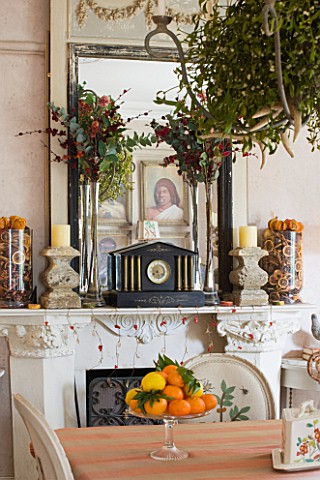 SARAH_BAKERS_HOUSE__THE_OLD_VICARAGE_DINING_ROOM__DECORATIVE_MANTLEPIECE_WITH_FRENCH_FRAMED_MIRROR__