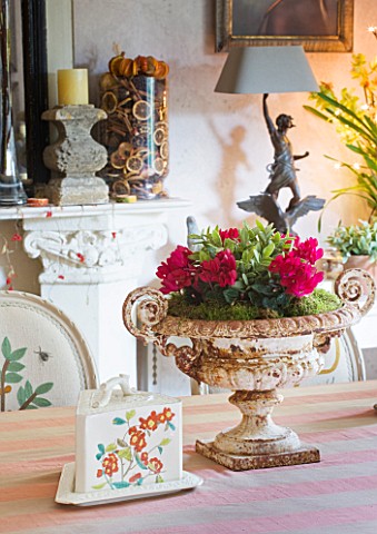 SARAH_BAKERS_HOUSE__THE_OLD_VICARAGE_DINING_ROOM__WITH_DECORATIVE_VINTAGE_ITEMS_INCLUDING_CYCLAMEN_F