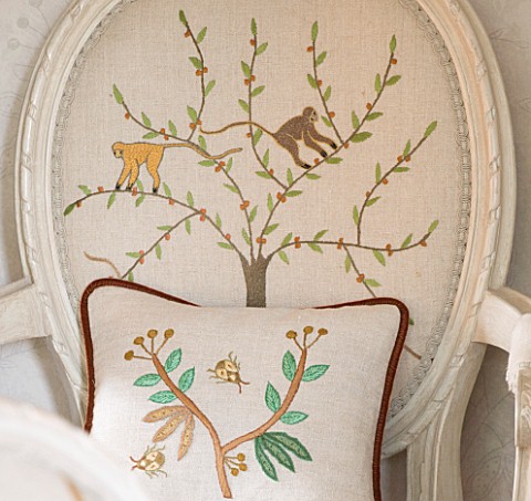 SARAH_BAKERS_HOUSE__THE_OLD_VICARAGE_DINING_ROOM_EXAMPLE_OF_BESPOKE_BAKER_AND_GRAY_EMBROIDERY_ON_BAC