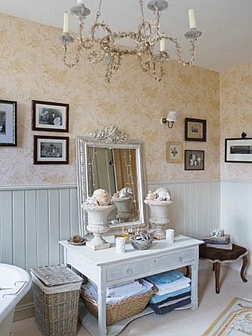 SARAH_BAKERS_HOUSE__THE_OLD_VICARAGE_BATHROOM_WITH_SHELVED_CONSOLE__VINTAGE_MIRROR_AND_SHELLS_DISPLA
