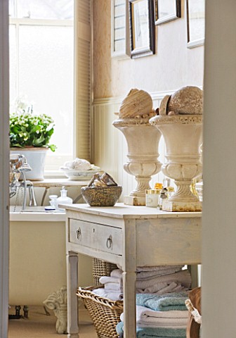 SARAH_BAKERS_HOUSE__THE_OLD_VICARAGE_BATHROOM_WITH_SHELVED_CONSOLE__VINTAGE_MIRROR_AND_SHELLS_DISPLA