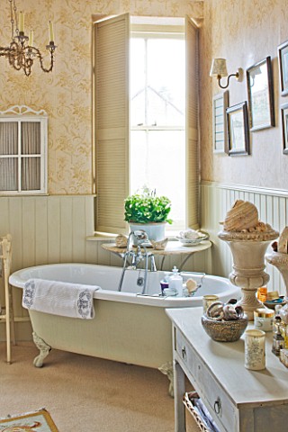 SARAH_BAKERS_HOUSE__THE_OLD_VICARAGE_BATHROOM_WITH_ROLL_TOP_BATH__SHELVED_CONSOLE__VINTAGE_MIRROR_AN