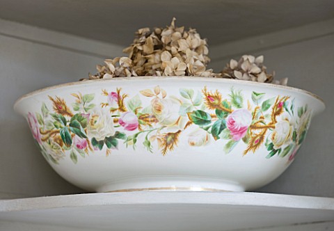 SARAH_BAKERS_HOUSE__THE_OLD_VICARAGE_BATHROOM_VINTAGE_CERAMIC_WASHBOWL_FILLED_WITH_DRIED_HYDRANGEA_H
