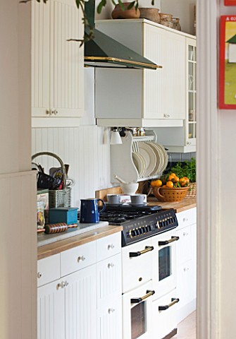 SARAH_BAKERS_HOUSE__THE_OLD_VICARAGE_THE_KITCHEN_SEEN_FROM_THE_FAMILY_ROOM