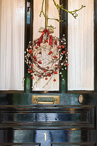 SARAH_BAKERS_HOUSE__THE_OLD_VICARAGE_FRONT_DOOR_DRESSED_WITH_BERRIED_WREATH