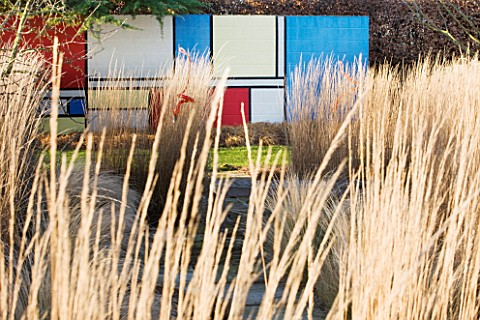 THE_MANOR_HOUSE__STEVINGTON__BEDFORDSHIRE_DESIGNER_KATHY_BROWN_MONDRIAN_GRASS_BORDER_AND_WALL
