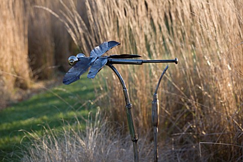 THE_MANOR_HOUSE__STEVINGTON__BEDFORDSHIRE_DESIGNER_KATHY_BROWN__METAL_DRAGONFLY_IN_THE_MONET_BORDER