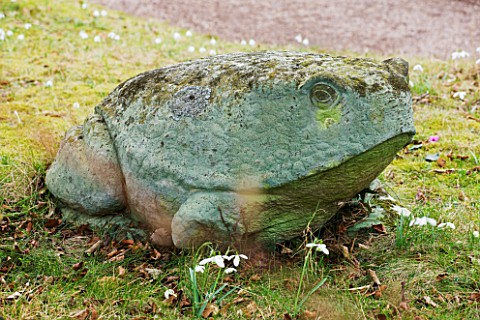 HODSOCK_PRIORY__NOTTINGHAMSHIRE_STONE_TOAD_SCULPTURE