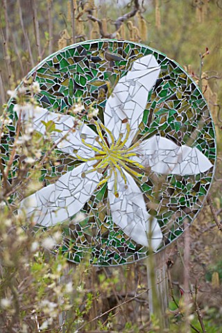 HARVEYS_GARDEN_PLANTS__SUFFOLK_MOSAIC_HELLEBORE_SIGN_AT_THE_NURSERY_SHOWING_THE_WHITE_STAR_SHAPED_HE