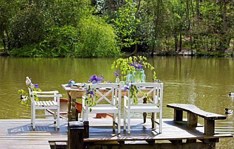 FISHING_COTTAGE__KNEBWORTH_PARK_STYLING_BY_JACKY_HOBBS_TABLE_AND_CHAIRS_ON_JETTY_BESIDE_LAKE__WITH_B