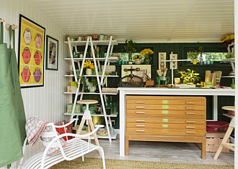 CHELSEA_2012__OUTDOOR_GARDEN_ROOMSHED_DESIGNED_BY_VICKI_CONRAN