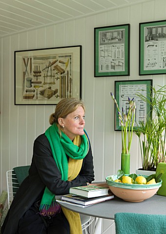 CHELSEA_2012__OUTDOOR_GARDEN_ROOMSHED_DESIGNED_BY_VICKI_CONRAN__VICKI_CONRAN_SITS_BY_TABLE