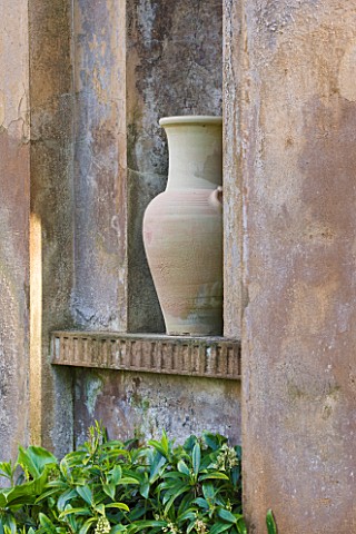 GRANGE_COURT__GUERNSEY_TERRACOTTA_CONTAINER_SET_INTO_THE_WALLS_OF_THE_FORMER_ORANGERIE