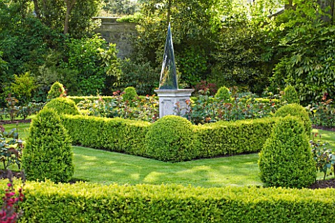 GRANGE_COURT__GUERNSEY_THE_FORMAL_ROSE_GARDEN_WITH_CLIPPED_BOX_AND_MIRRORED_OBELISK_AT_CENTRE