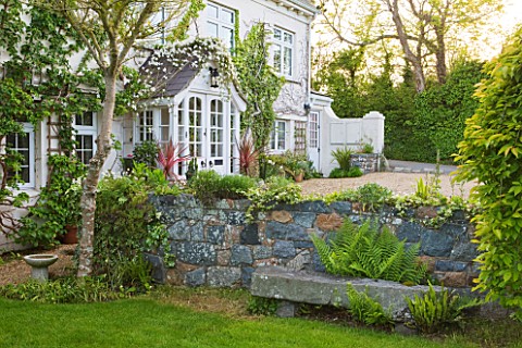 MILLE_FLEURS__GUERNSEY_THE_FRONT_OF_THE_HOUSE_WITH_STONE_SEAT_AND_FERNS