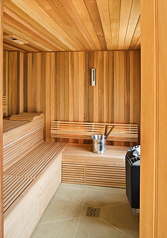 GARDEN_DESIGNED_BY__BUTTER_WAKEFIELD__LONDON_SAUNA_IN_GARDEN_BUILDING_BY_TOWN__COUNTRY