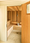 GARDEN DESIGNED BY  BUTTER WAKEFIELD  LONDON: SAUNA IN GARDEN BUILDING BY TOWN & COUNTRY