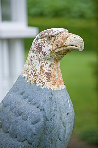 GIPSY_HOUSE__BUCKINGHAMSHIRE_AMERICAN_EAGLE_STATUE_ORIGINALLY_FROM_A_FILM_SET_IN_THE_WHITE_GARDEN
