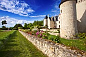 CHATEAU DU RIVAU  LOIRE VALLEY  FRANCE: THE CHATEAU WITH ROSES ON WALL