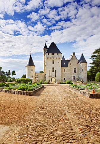 CHATEAU_DU_RIVAU__LOIRE_VALLEY__FRANCE_THE_MAIN_ENTRANCE__CHATEAU_AND_DRAWBRIDGE_WITH_POTAGER_ON_EIT