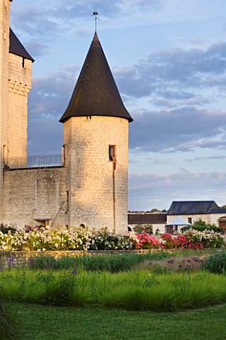 CHATEAU_DU_RIVAU__LOIRE_VALLEY__FRANCE_THE_CHATEAU_WITH_CLIMBING_ROSES_ON_WALL