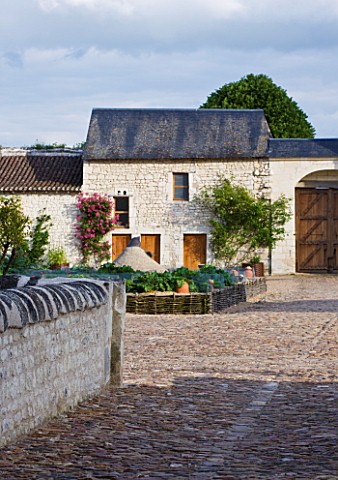 CHATEAU_DU_RIVAU__LOIRE_VALLEY__FRANCE_VIEW_OF_POTAGER_IN_THE_MAIN_COURTYARD_SEEN_FROM_THE_DRAWBRIDG