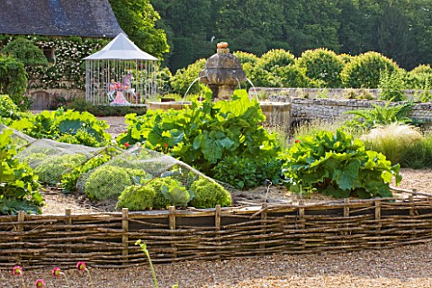 CHATEAU_DU_RIVAU__LOIRE_VALLEY__FRANCE_THE_CENTRAL_COURTYARD_AND_POTAGER