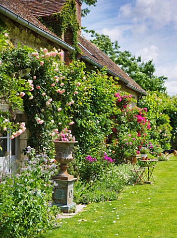 LES_JARDINS_DE_ROQUELIN__LOIRE_VALLEY__FRANCE_LAWN_AND_15TH_CENTURY_FRENCH_FARMHOUSE_WITH_ROSE_PIERR