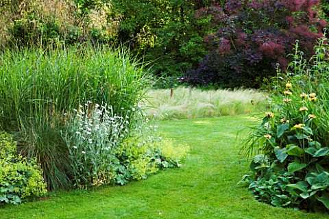 OLD_THATCH__BERKSHIRE_VIEW_TO_THE_CIRCLE_GARDEN_OF_STIPA_TENUISSIMA