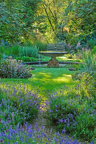 OLD_THATCH__BERKSHIRE_THE_LAVENDER_TERRACE_WITH_FOUNTAIN_BEHIND