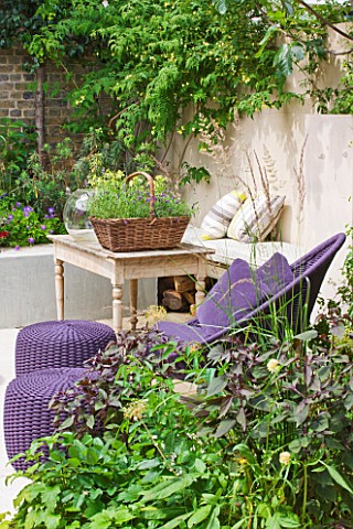 CHARLOTTE_ROWE_HOUSE__LONDON_SMALL_TOWN_FORMAL_CITY_GARDEN_PURPLE_CUSHIONS_CHAIRS_TABLE_WALL_BASKET