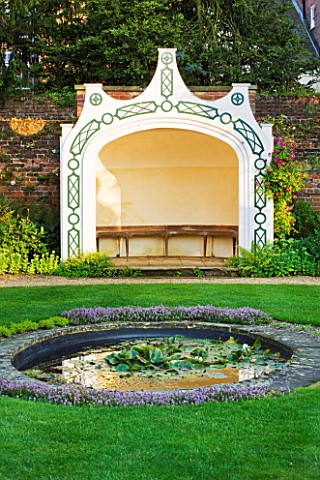 PECKOVER_HOUSE__WISBECH__CAMBRIDGESHIRE_THE_NATIONAL_TRUST___CIRCULAR_POOL_AND_REFLECTION_OF_VICTORI