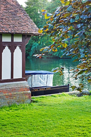 THE_NATIONAL_TRUST_CLIVEDEN__BUCKINGHAMSHIRE_BOAT_BESIDE_THE_BOAT_HOUSE_BY_THE_RIVER_THAMES