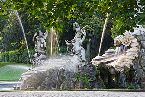 THE_NATIONAL_TRUST_CLIVEDEN__BUCKINGHAMSHIRE_THE_FOUNTAIN