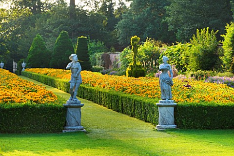 THE_NATIONAL_TRUST_CLIVEDEN__BUCKINGHAMSHIRE_TOPIARY__STATUARY_AND_BOX_EDGED_BEDS_PLANTED_WITH_RUDBE