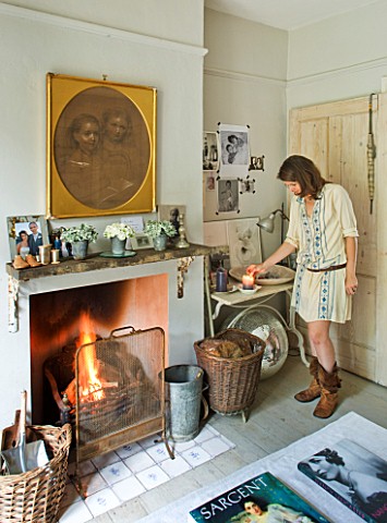 TWIG_HUTCHINSON_HOUSE__LONDON_TWIG_IN_LIVING_ROOM_WITH_FIRE