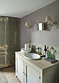 TWIG HUTCHINSON HOUSE  LONDON: BATHROOM WITH SINK AND CABINET