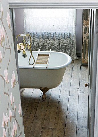 TWIG_HUTCHINSON_HOUSE__LONDON_BATHROOM_WITH_WOODEN_FLOORBOARDS_AND_BATH