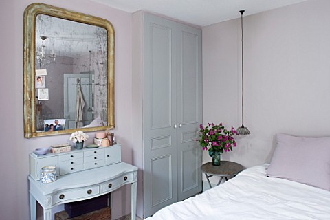 TWIG_HUTCHINSON_HOUSE__LONDON_BEDROOM_WITH_BED__DRESSING_TABLE_AND_GOLD_EDGED_MIRROR