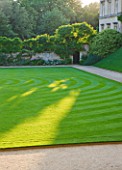 WORCESTER COLLEGE  OXFORD: THE FRONT QUADRANGLE WITH BEAUTIFULLY STRIPED LAWN IN EVENING LIGHT