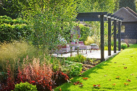 THE_BOAT_HOUSE_DESIGNER_ARLETTE_GARCIA__LAWN_WITH_BORDER_AND_DECKED_SEATING_AREA_WITH_BLACK_PERGOLA
