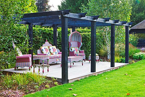 THE_BOAT_HOUSE_DESIGNER_ARLETTE_GARCIA__LAWN_AND_DECKED_SEATING_AREA_WITH_FURNITURE_BY_AMERICAN_COMP